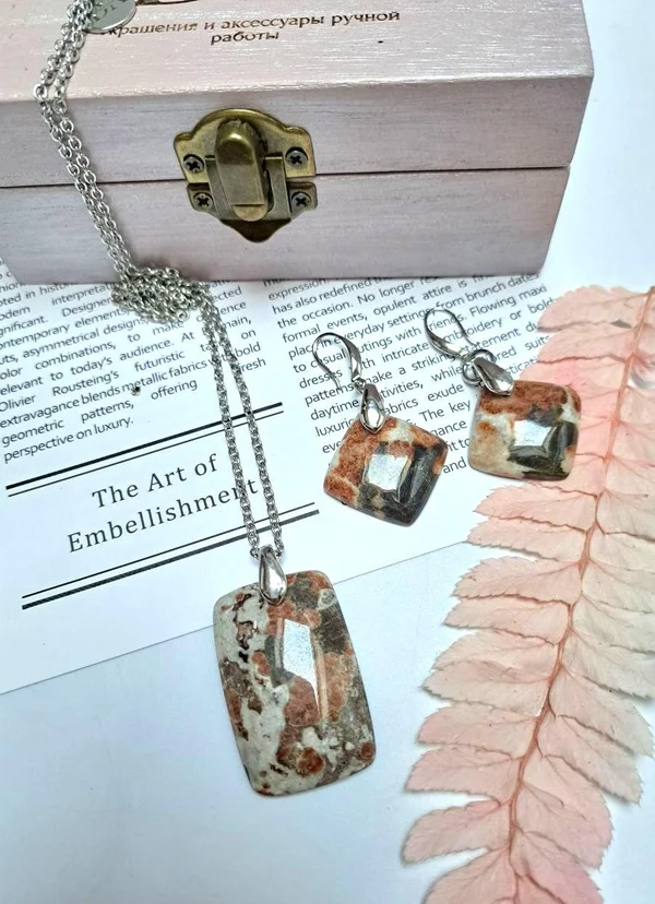 Кулон и серьги из граната на везувианите